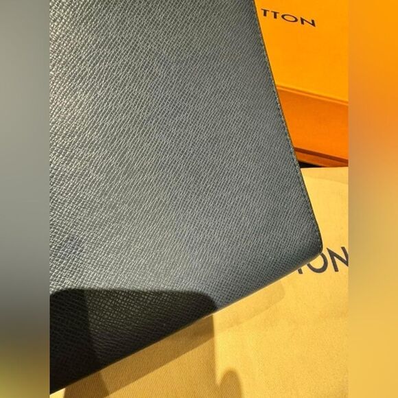 Louis Vuitton Pochette Taiga Leather - Picture 5 of 10